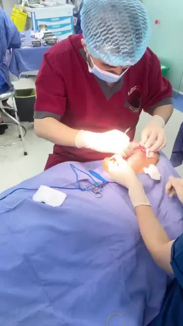 Bác sĩ Kangnam bóc mỡ mắt cho khách hàng cắt mí