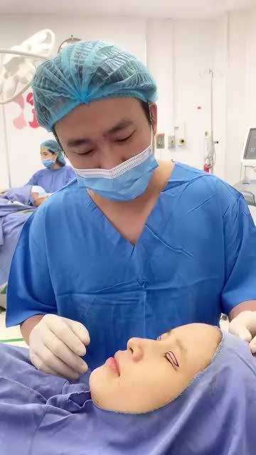 Đột kích phòng phẫu thuật - Theo dõi trực tiếp ca nâng mí thứ 7 trong buổi sáng này