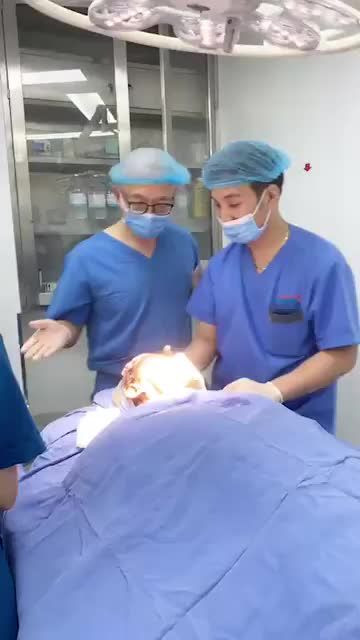 Cận cảnh quá trình Dr. Hwang thực hiện phương pháp Căng da mặt bằng chi CHUẨN HÀN cho khách hàng