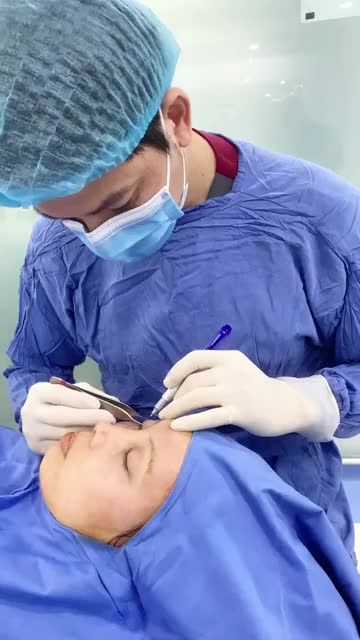Bác sĩ tư vấn quá trình đo vẽ cắt mí plasma Hàn Quốc