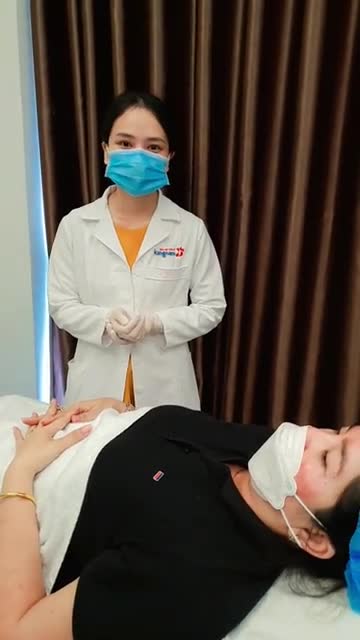 2 chị em dắt nhau làm đẹp. Tiêm botox là lựa chọn an toàn và phù hợp cho các chị em sợ dao kéo nhé