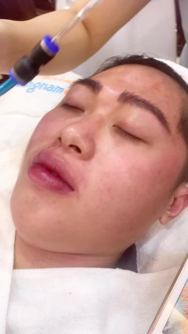Cận Tết khách hàng tranh thủ đi trị mụn