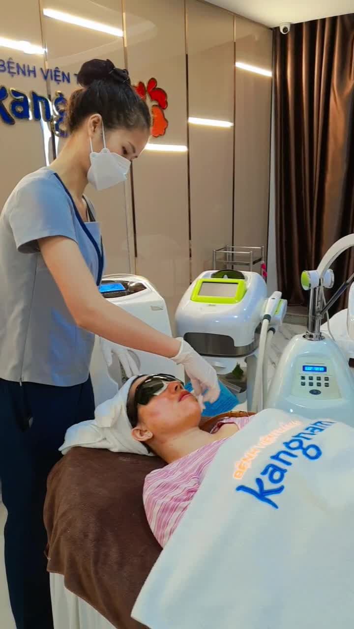 Quy trình chiếu đèn điều trị mụn Nano Skin - Cho làn da sáng mịn lán mụn đón tết