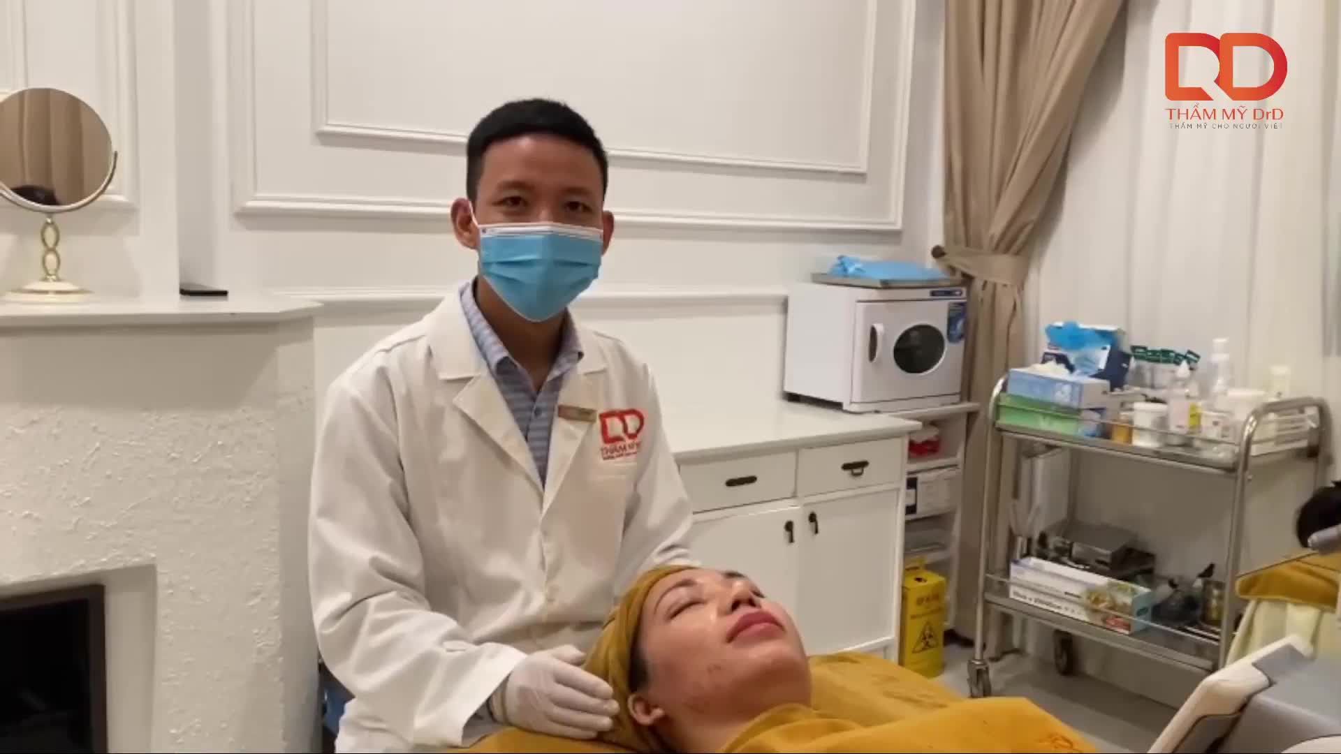 Khách hàng gặp phải tình trạng sẹo thâm mụn trên da, hôm nay tới gặp bác sĩ da liễu của Thẩm mỹ DrD để điều trị.