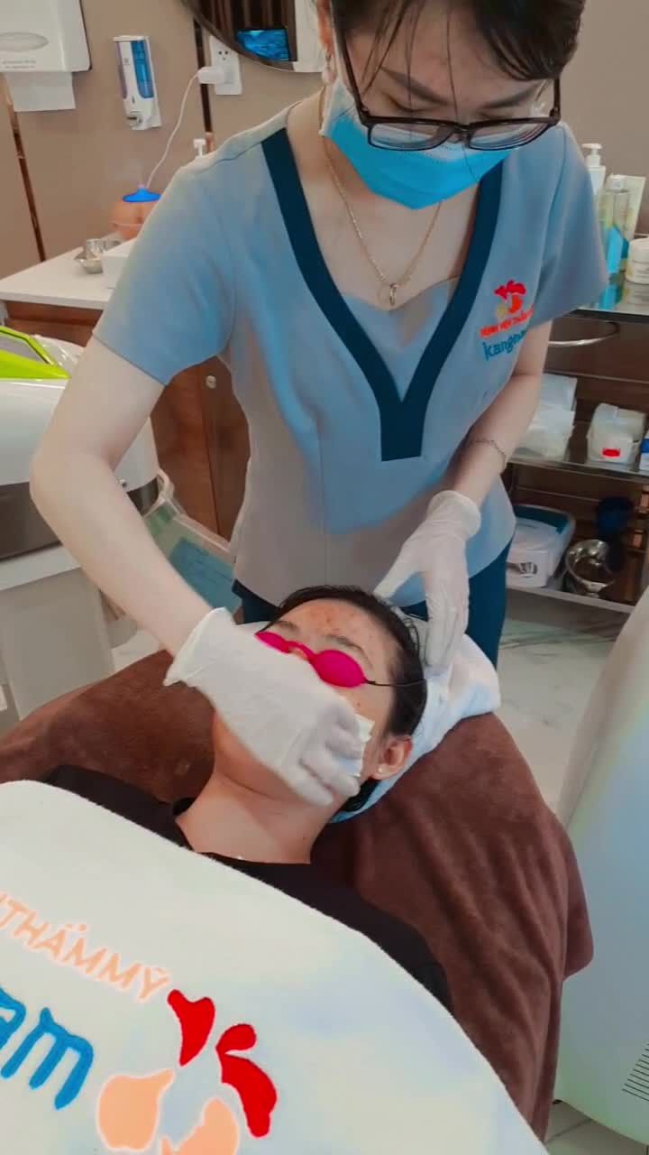 Quy trình chiếu ánh sáng khắc phục sau khi lấy nhân mụn liệu trình điều trị mụn Deacne