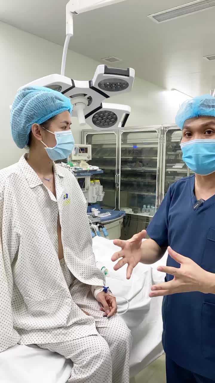 Dr Vũ Quang tư vấn, thăm khám trước pt cho k.h có ng.ực teo tuyến .