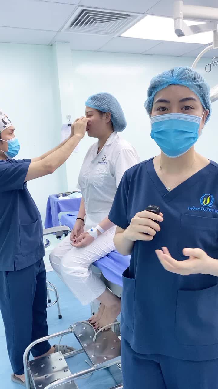 Dr Vũ Quang thăm khám, tư vấn cho K.H sửa mũi lần 2