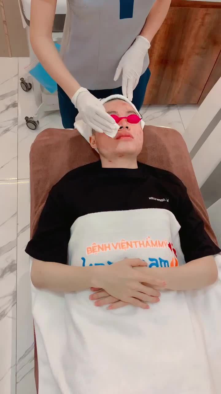 Quy trình chiếu đèn điều trị mụn deacne của khách hàng lần đầu tiên đến bệnh viện Thẫm mỹ Kang Nam Sài Gòn
