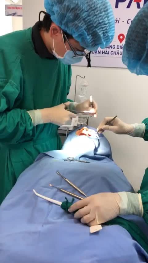 BS Hồ Nhật Anh thực hiện ca cắm 3 trụ Implant cho KH tại Nha khoa Paris Đà Nẵng.