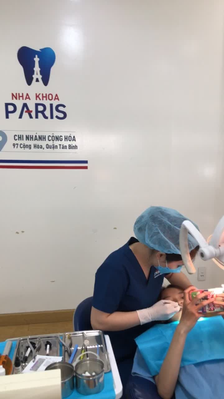 Cận cảnh ca gắn mắc kim loại tự buộc  tại Nha khoa Paris CN Cộng Hòa, TP. Hồ Chí Minh