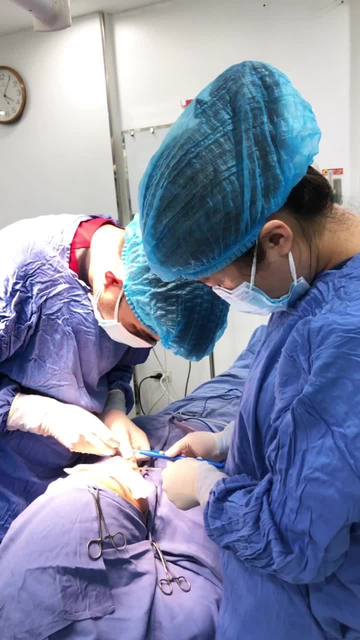 Quá trình phẫu thuật độn cằm tại BVTM KANGNAM