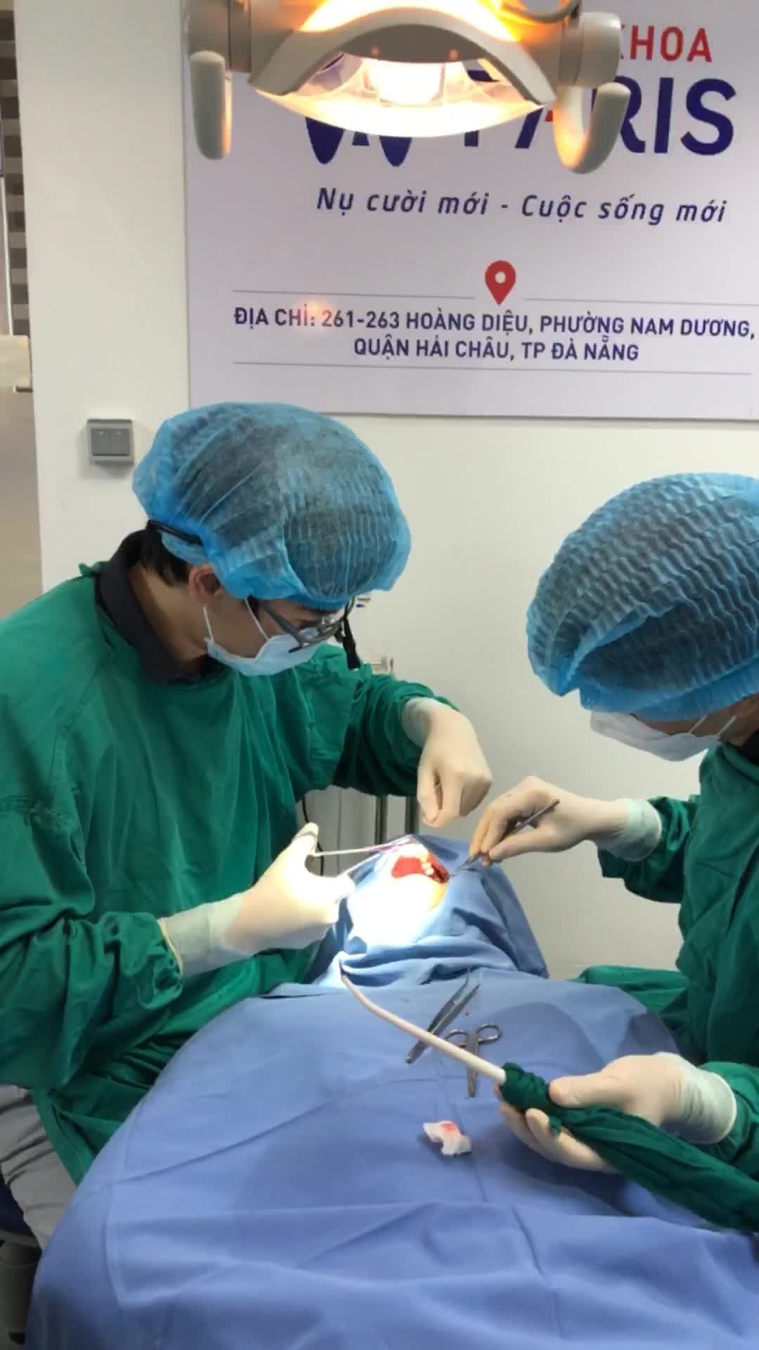 Bs Hồ Nhật Anh tại Nha khoa Paris Đà Nẵng  đang thực hiện cắm 1 trụ Implant Thuỵ Sĩ tại Nha khoa.