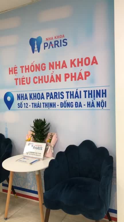 Cận cảnh case gắn mắc cài kim loại cho khách hàng bắt đầu liệu trình chỉnh nha tại Nha khoa Paris 12 Thái Thịnh