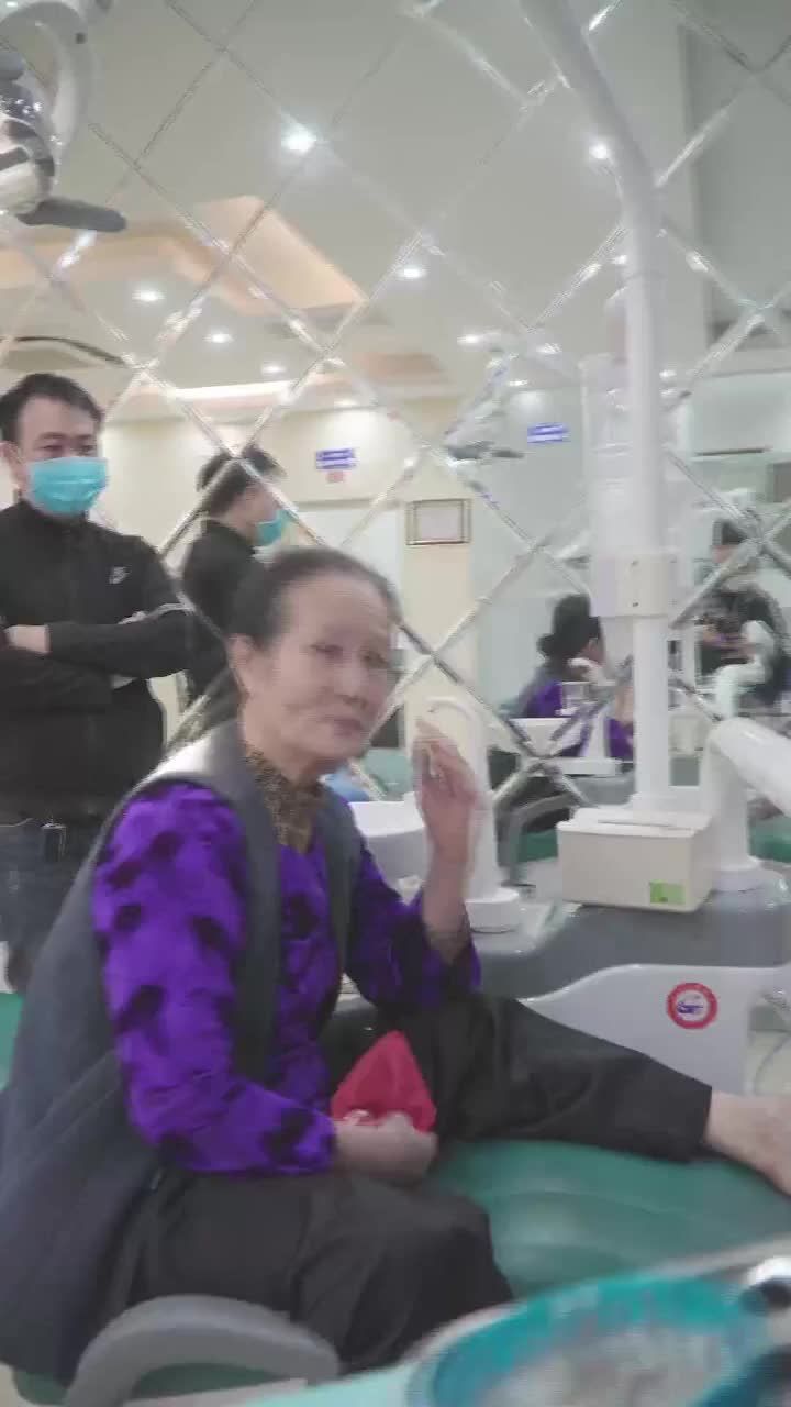 quá trình lắp răng implant, khôi phục lại răng toàn hàm trên bị mất cho khách hàng Nguyễn Thị Tài - 71 tuổi, tại Nha Khoa Lạc Việt Intech.