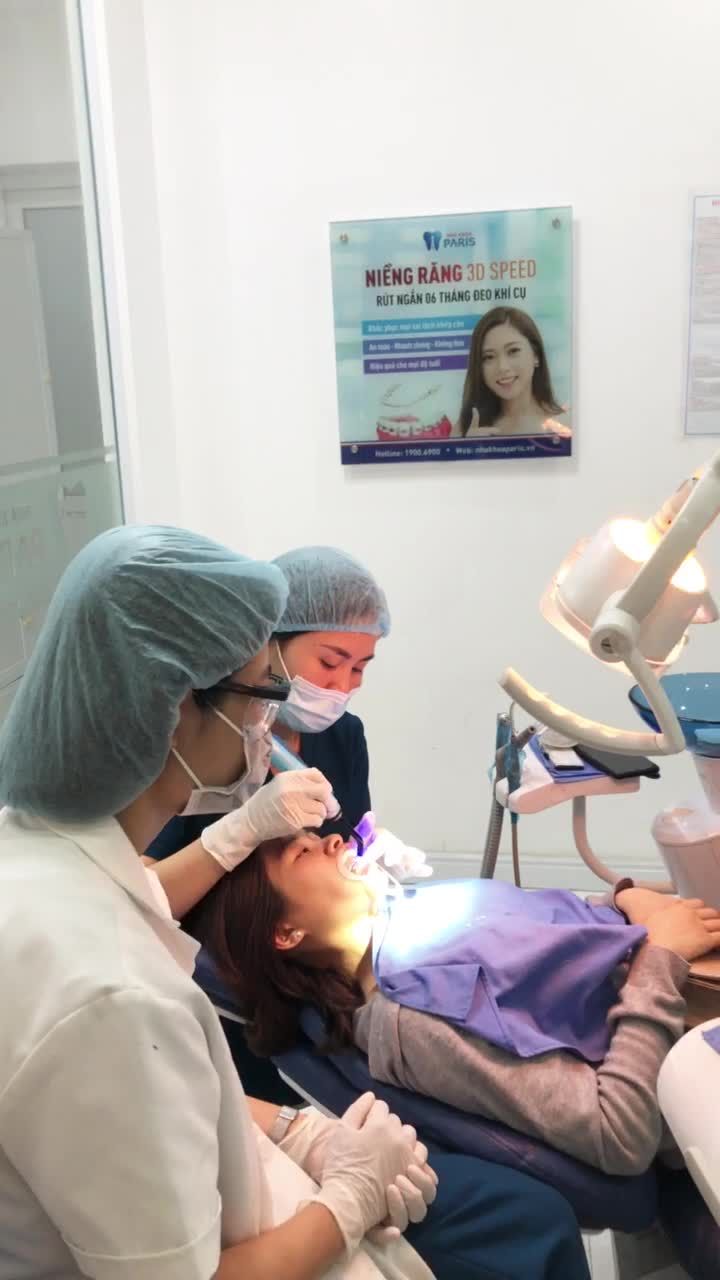 Cận cảnh gắn mắc cài kim loại thường