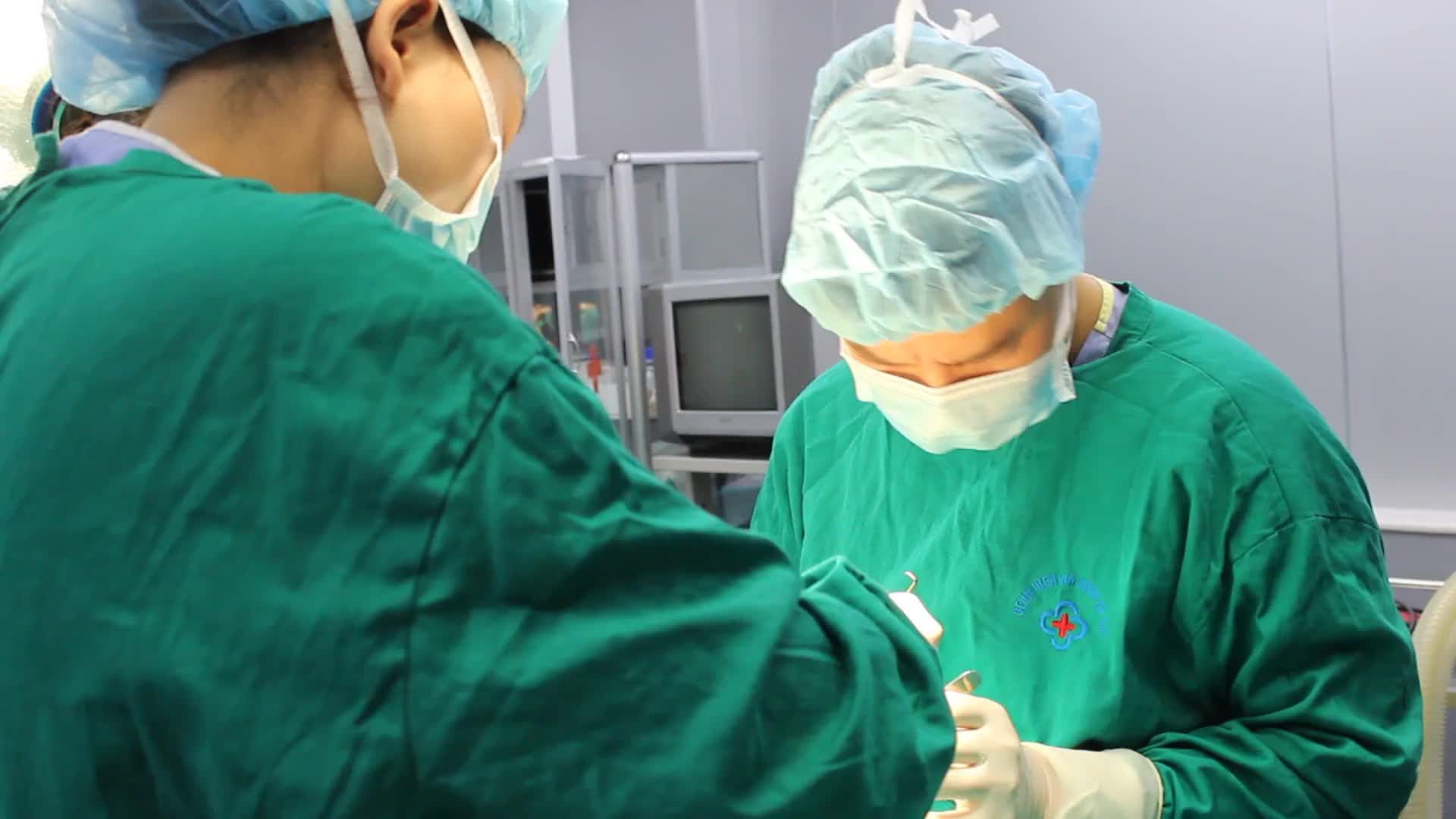 Ca Phẫu Thuật Sụp Mi Bẩm Sinh Được Thực Hiện Bởi Ekip Dr. Minh Phạm