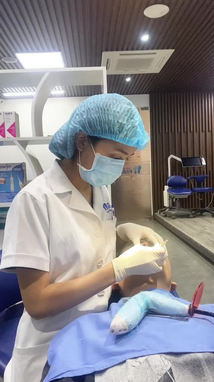 Cận cảnh ca gắn mắc cài kim loại thường tại chi nhánh Đà Nẵng
