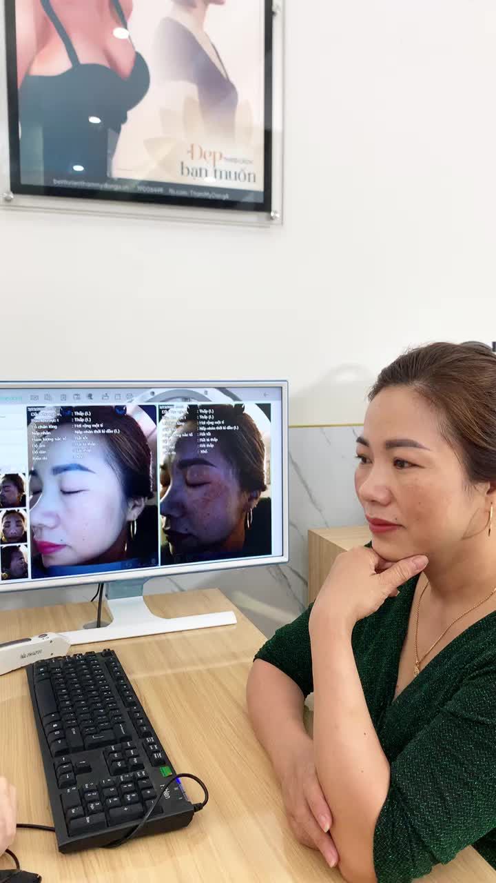 bác sĩ da liễu thăm khám, xác định tình trạng nám và lão hóa da của khách hàng thông qua máy soi da công nghệ cao
