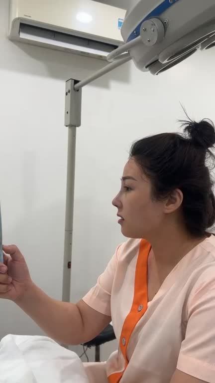 Khách hàng xem dáng mũi trước khi đóng vết khâu