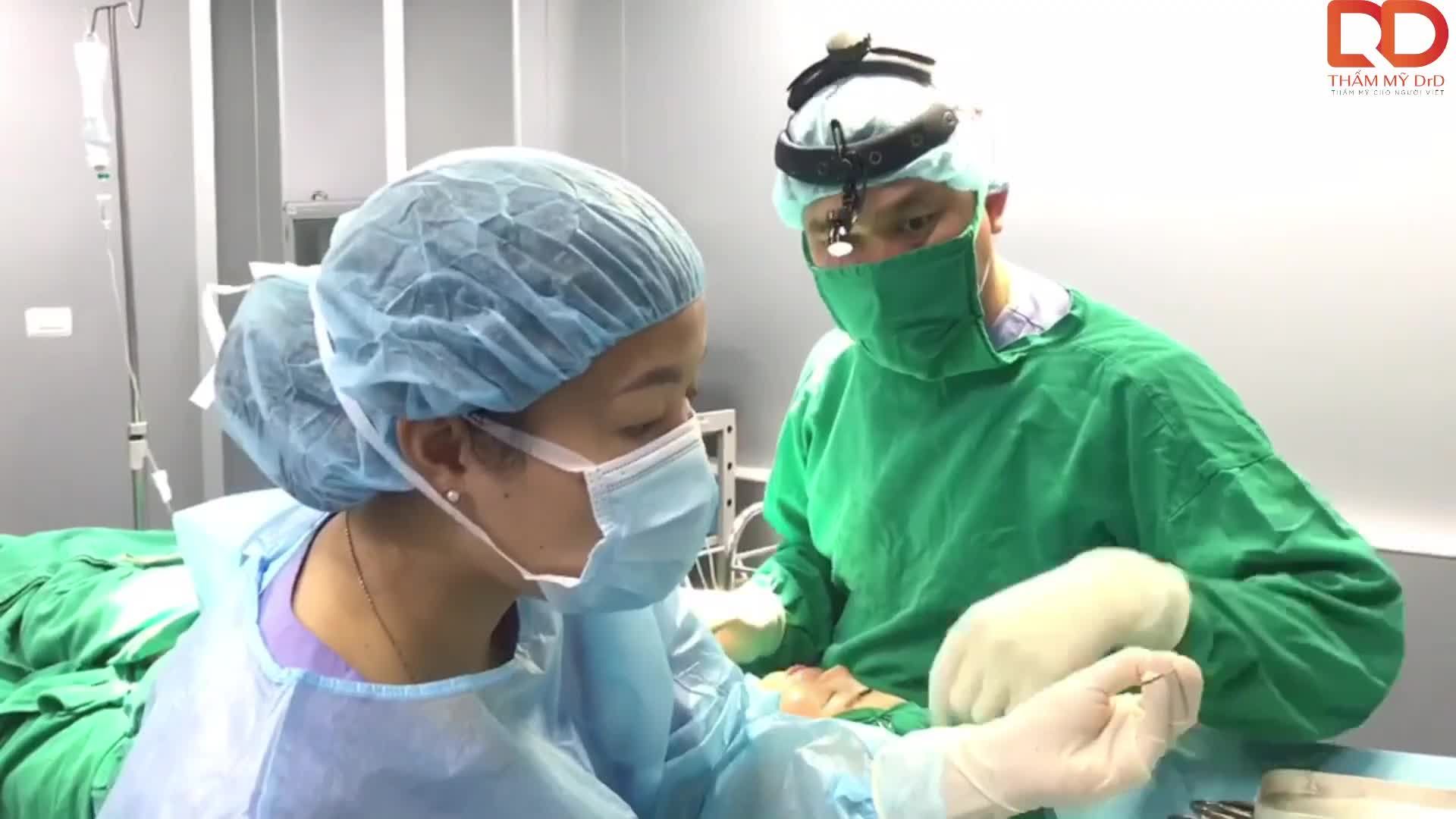 Khách hàng thực hiện cùng lúc 3 dịch vụ nâng mũi cấu trúc + độn cằm Vline và cấy mỡ má hóp tại Thẩm mỹ DrD.