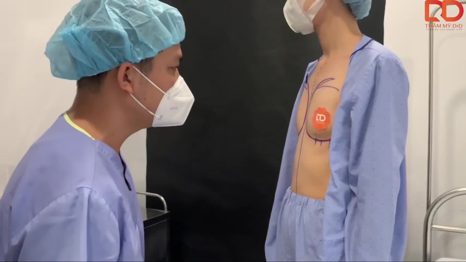 Khách hàng sau khi sinh 2 con, bị teo nhỏ tuyến vú, ngực có lệch nhau về thể tích, về diện rộng vai ngực trái - phải.