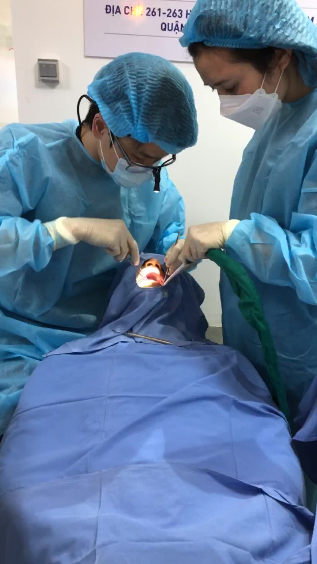 Bs Hồ Nhật Anh đang thực hiện ca cắm trụ Implant cho KH tại nha khoa Paris Đà Nẵng.