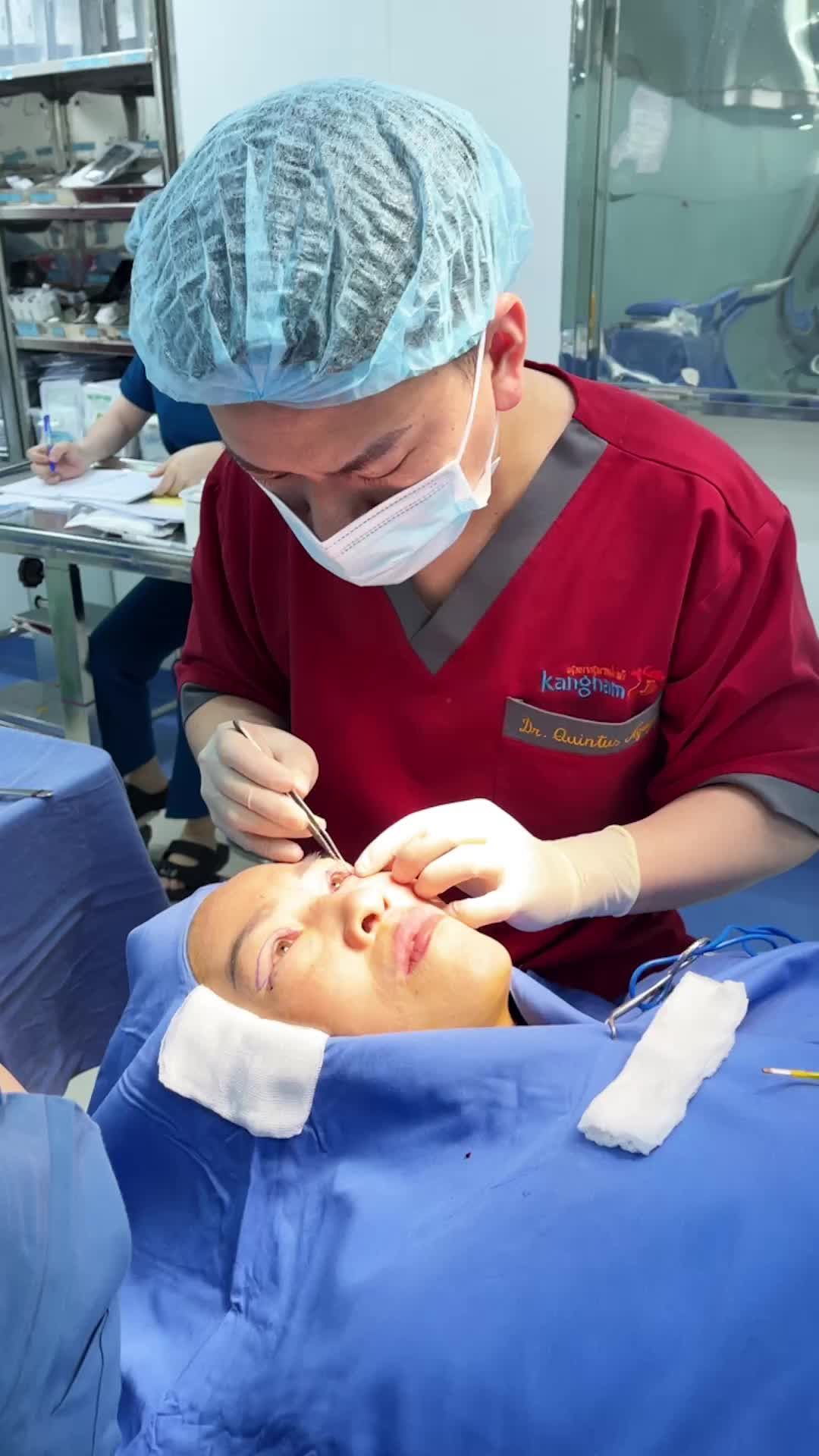 Bác sĩ phân tích phẫu thuật cắt mí trên - mí dưới cho khách hàng tại Kangnam Hà Nội 190 Trường Chinh