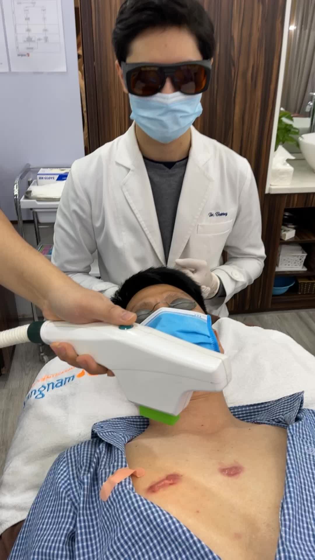 Điều trị sẹo lồi bằng công nghệ chiếu ánh sáng Ella