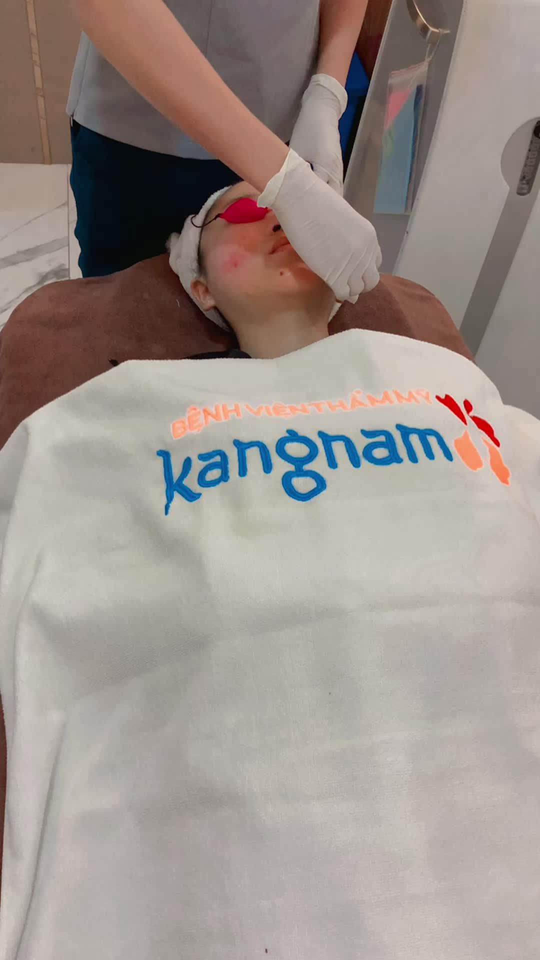 Quy trình chiếu đèn mụn De-Acne của khách hàng lần thứ 2.  Giúp diệt khuẩn, tái tạo collagen, giảm sưng, giảm đỏ, se khít lỗ chân lông.