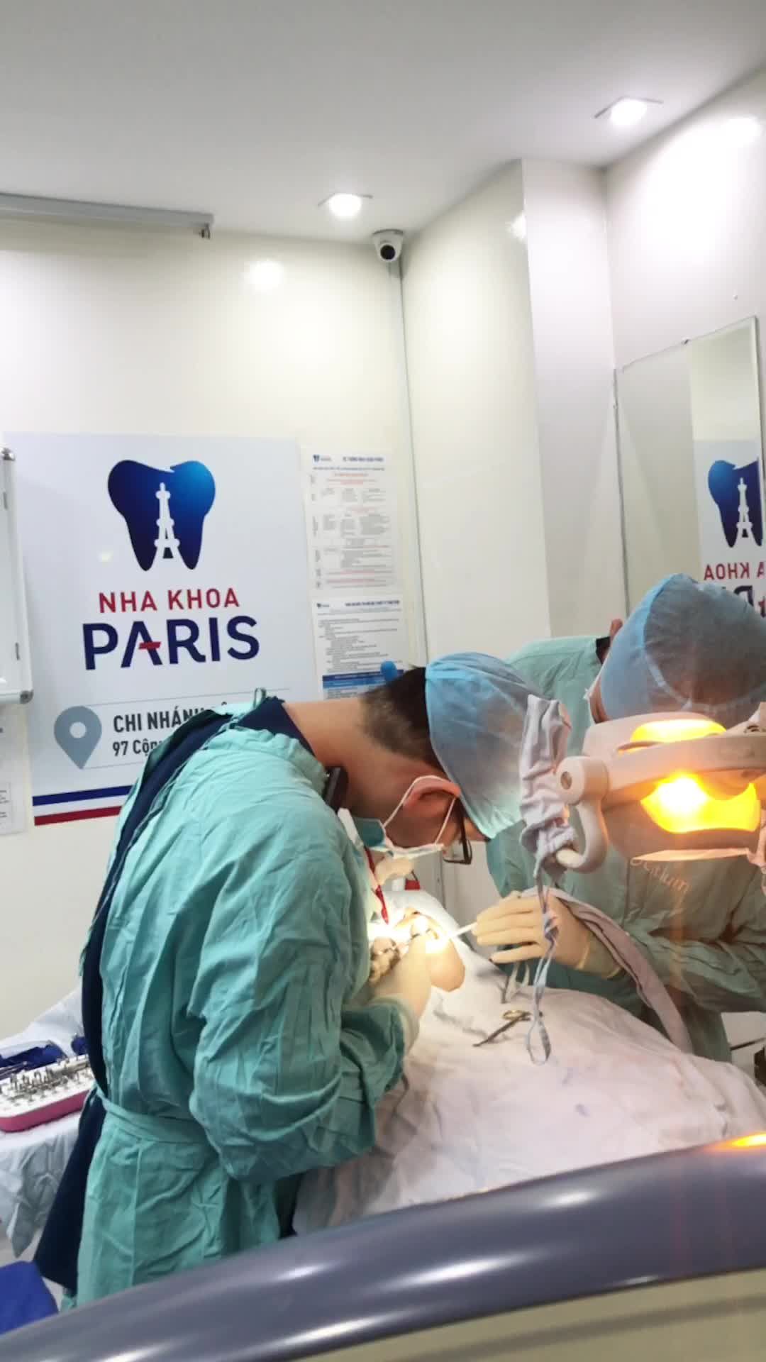 Phẫu thuật cấy ghép 02 trụ Dio tại Nha khoa Paris