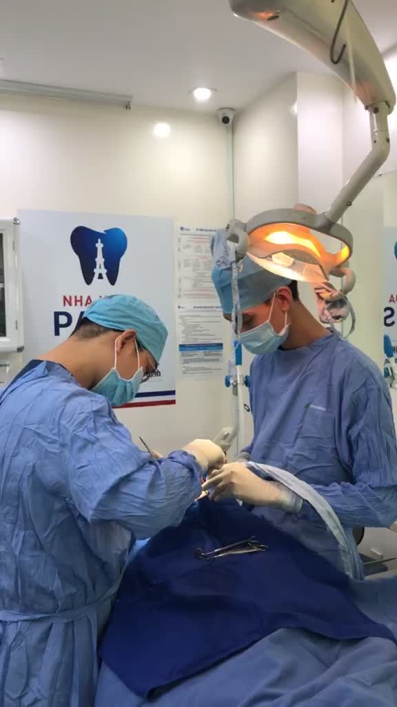 Phẫu thuật cấy ghép 02 trụ Dio tại Nha khoa Paris …