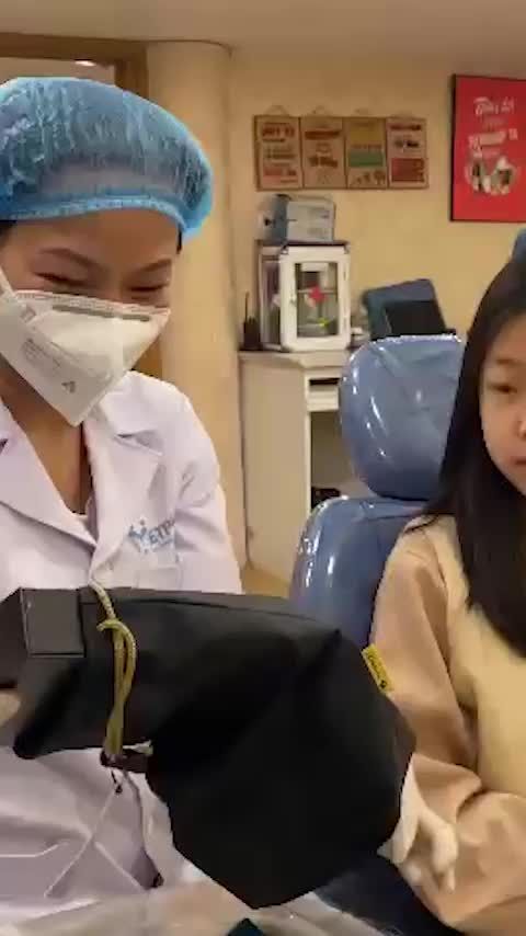 Giao khay và hướng dẫn đeo khay niềng invisalign cho KH nhí tại Nha khoa Quốc tế Việt Pháp!
