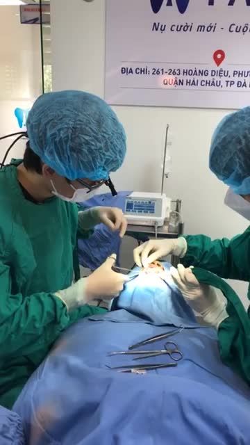 Bs Hồ Nhật Anh đang thực hiện ca cắm Trụ Implant cho KH tại Nha khoa Paris Đà Nẵng
