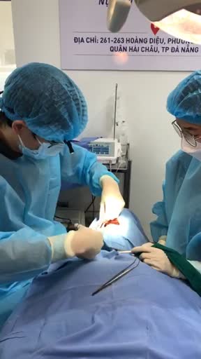 Bs Hồ Nhật Anh đang thực hiện ca phẫu thuật cắm trụ Implant tại Nha Khoa Paris Đà Nẵng