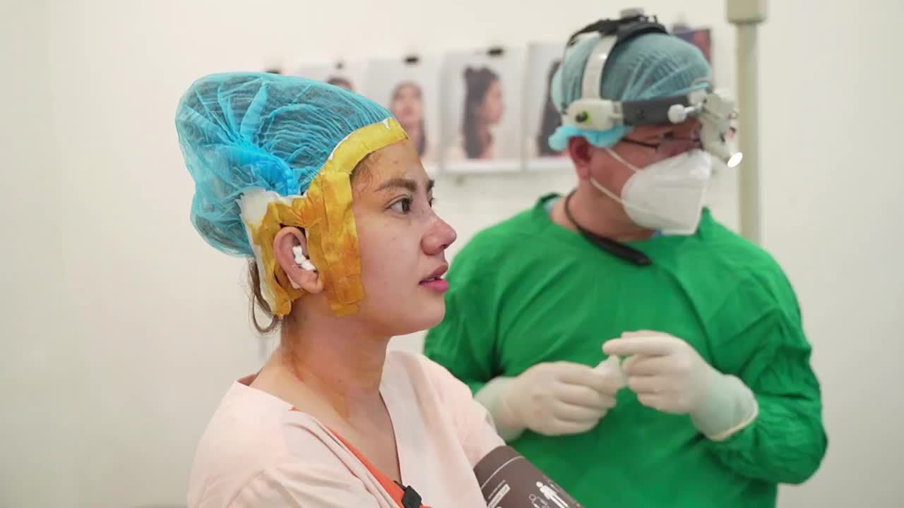 Khách hàng trao đổi với bác sĩ trước khi đóng vết khâu
