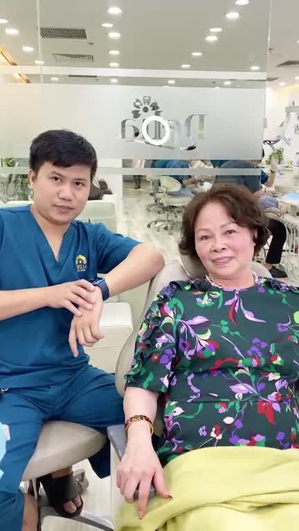 Cô Sinh là một khách hàng đặc biệt vì các thành viên gia đình cô đều làm răng tại Delia