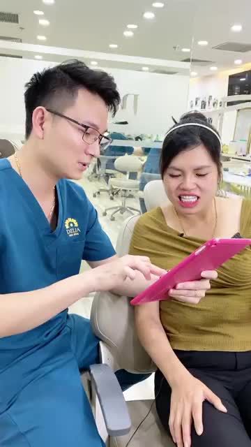 Khách hàng vừa lắp răng sứ xong tại Delia