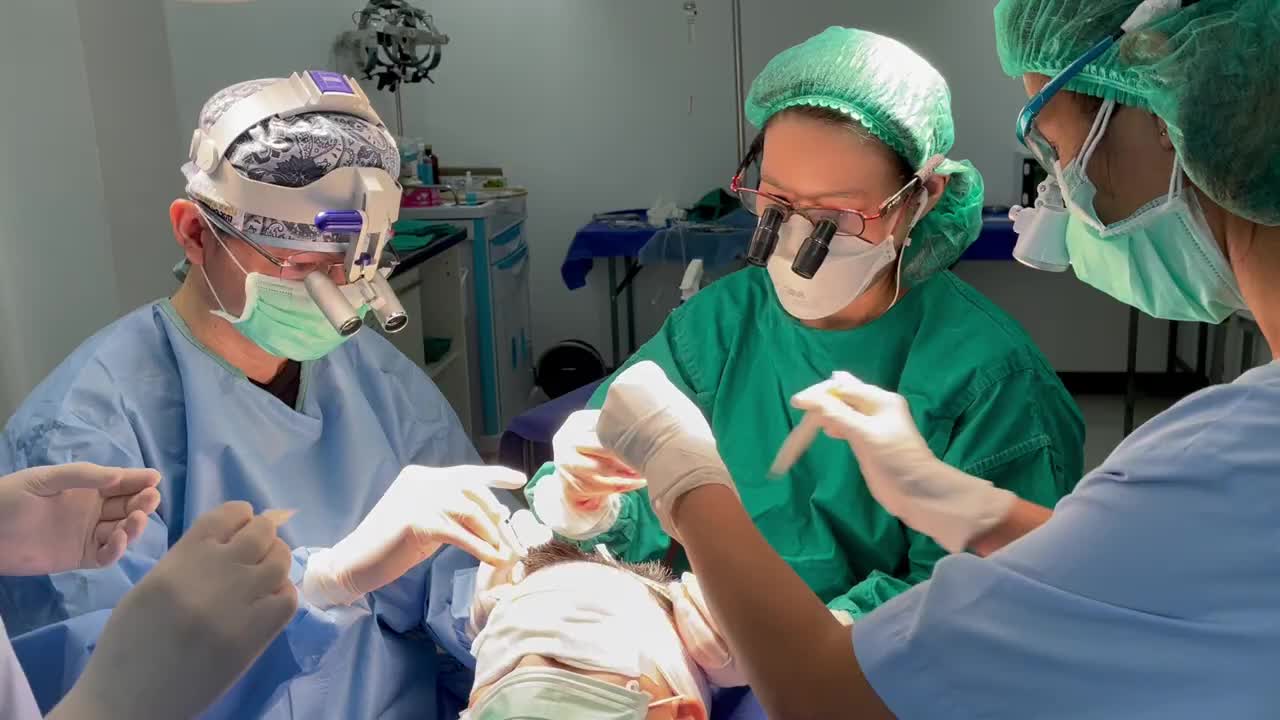 Bác sĩ thao tác dùng bút cấy tóc để "trồng" từng nang tóc