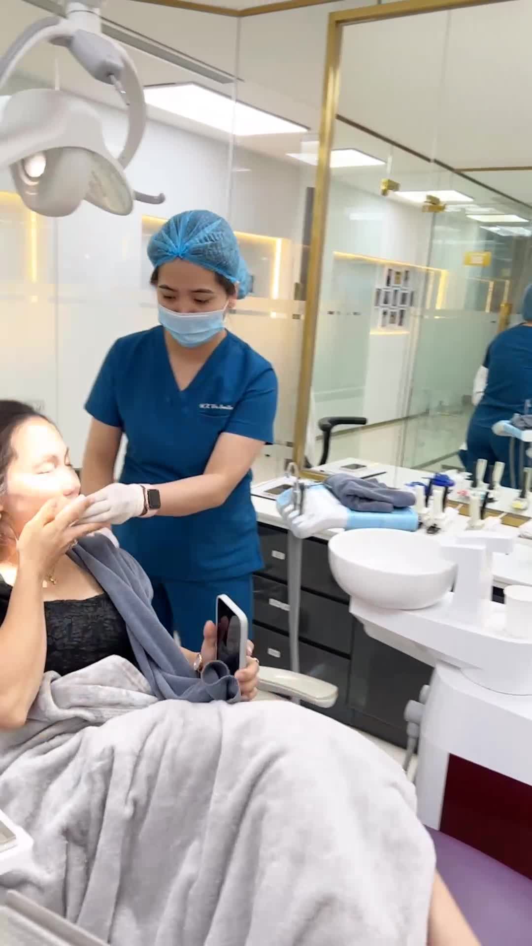 Bọc 18r sứ Lava 3M và gắn mắc cài pha lê cho khách hàng tại Win Smile