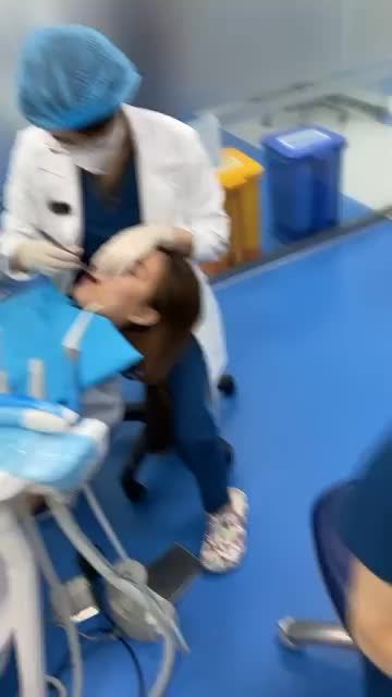 1 ca gắn mắc cài; bước đầu tiên và quan trọng trong quá trình chỉnh nha