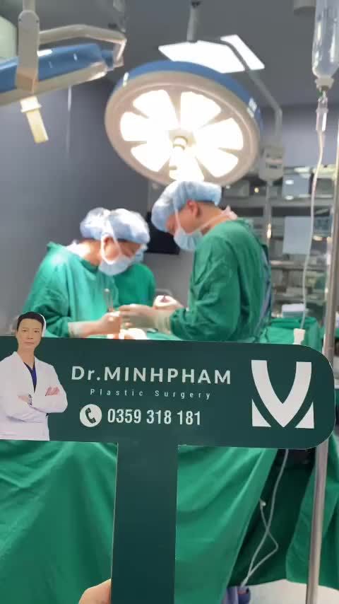 Ca Nâng Ngực Đang Được Thực Hiện Bởi Ekip Dr. Minh Phạm