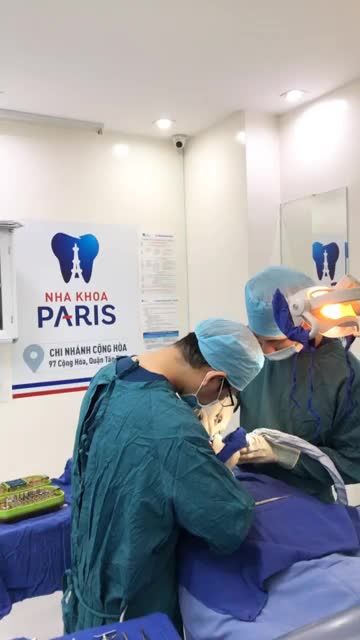 Phẫu thuật cấy ghep 5 trụ Dentium Hàn Quốc  kết hợp nâng xoang hở 2 bên và ghép xương  tại Nha khoa Paris Cộng Hoà .