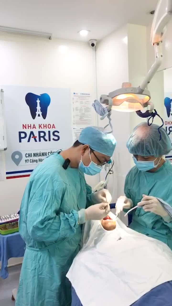 Phẫu thuật cấy ghép 02 trụ Dentium Hàn Quốc tại Nha khoa Paris …
