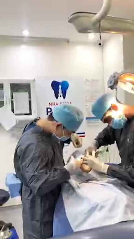 Phẫu thuật cấy ghép 03 trụ Strauman tại Nha khoa Paris