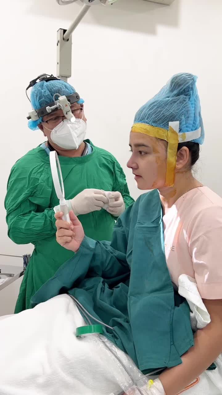 Khách hàng cùng mẹ xem dáng mũi trước khi đóng vết khâu