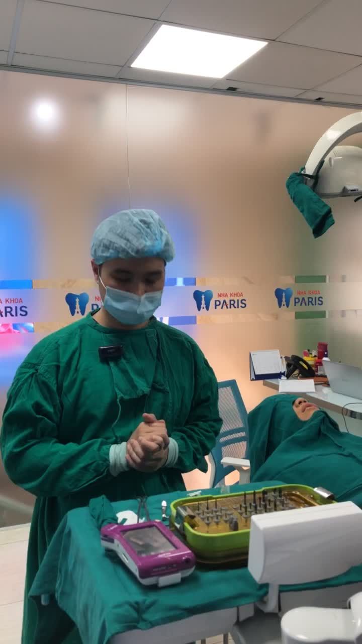 Livestream case cắm trụ implant tại nha khoa Paris 12 Thái Thịnh