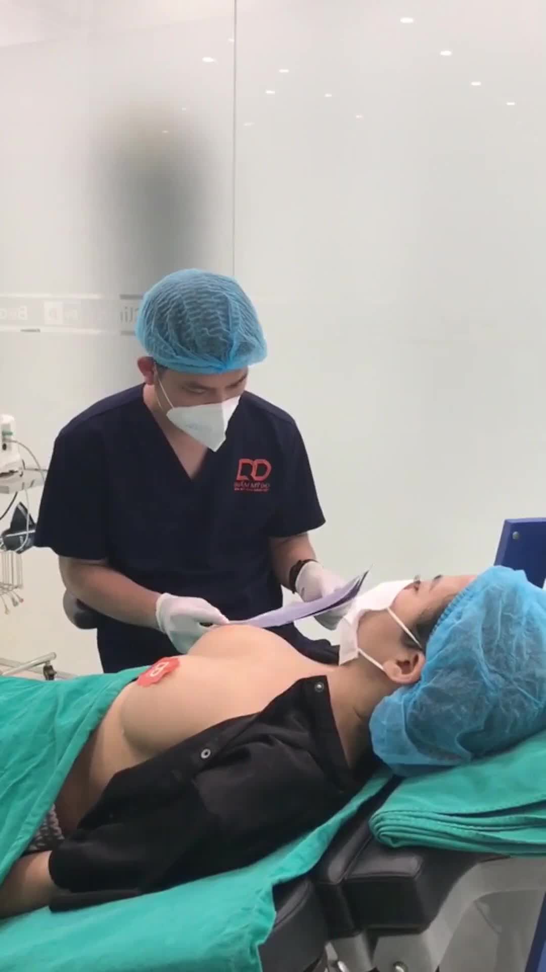 Khách hàng trở lại tái khám sau 1 tháng phẫu thuật nâng ngực.