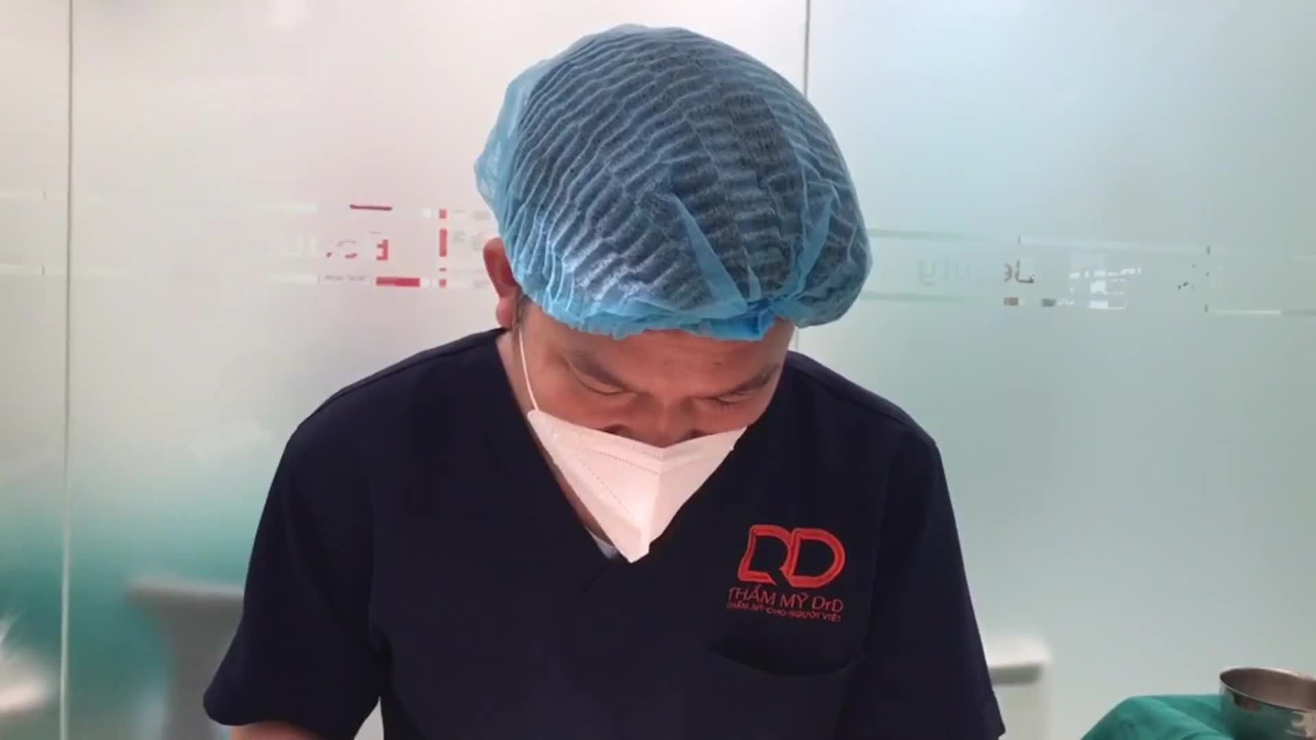 Khách hàng gặp phải tình trạng sống mũi thấp, đầu mũi to, mũi đã từng can thiệp cấy chỉ.