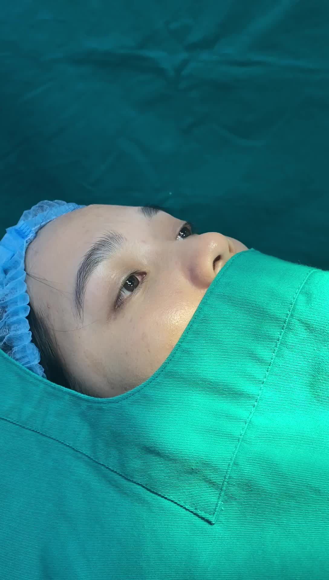Bác sĩ phân tích mũi gốc của khách hàng