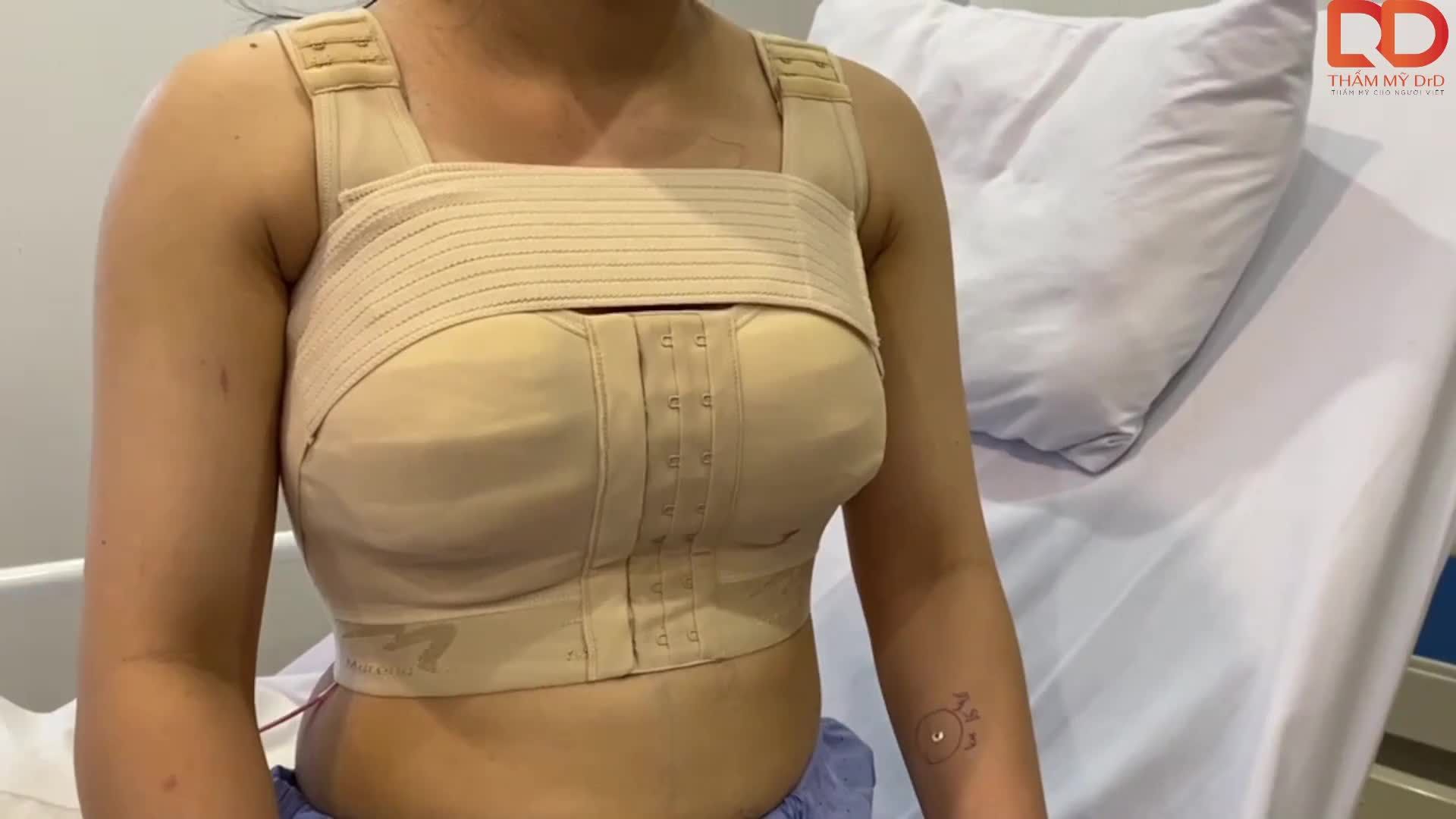 Chị khách hàng được chồng đưa tới Thẩm mỹ DrD để thực hiện nâng ngực.